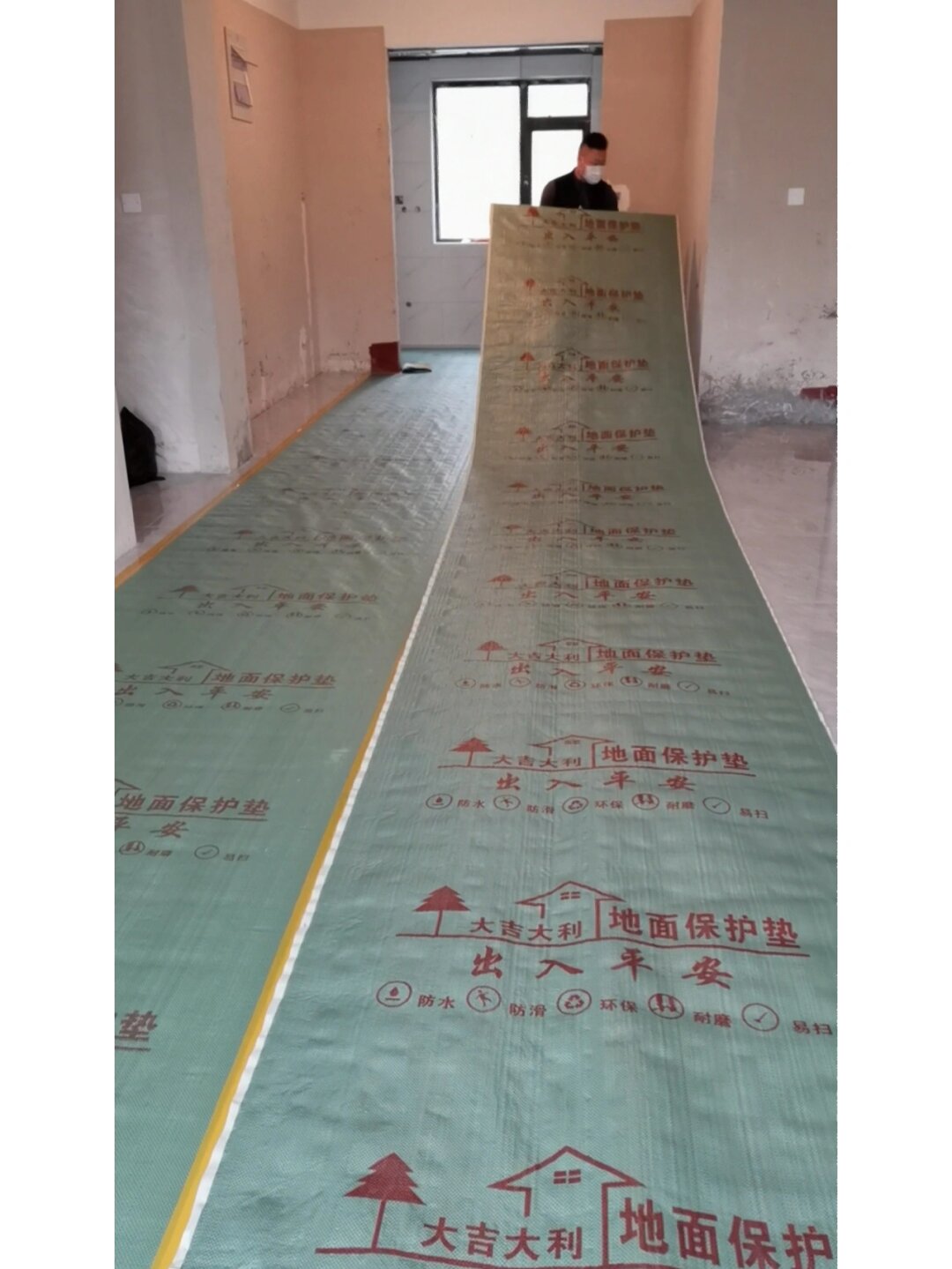 铺贴保护膜前,先把地面清扫干净